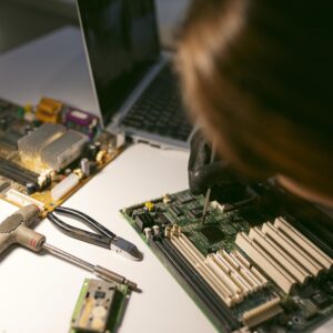 female digital forensics investigator